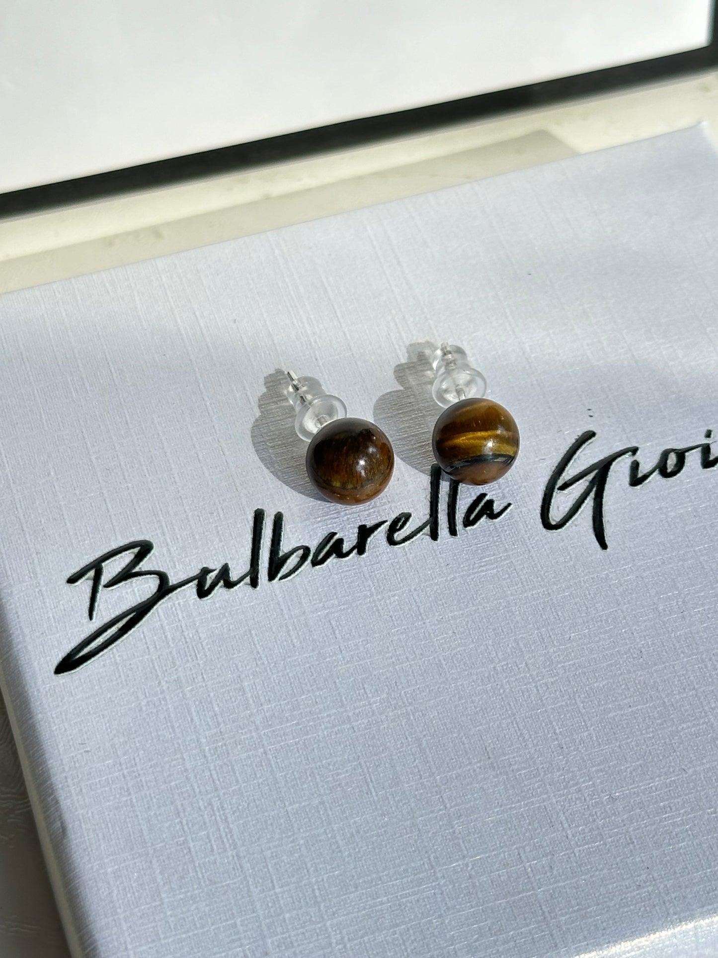 Arete Broquel ojo tigre