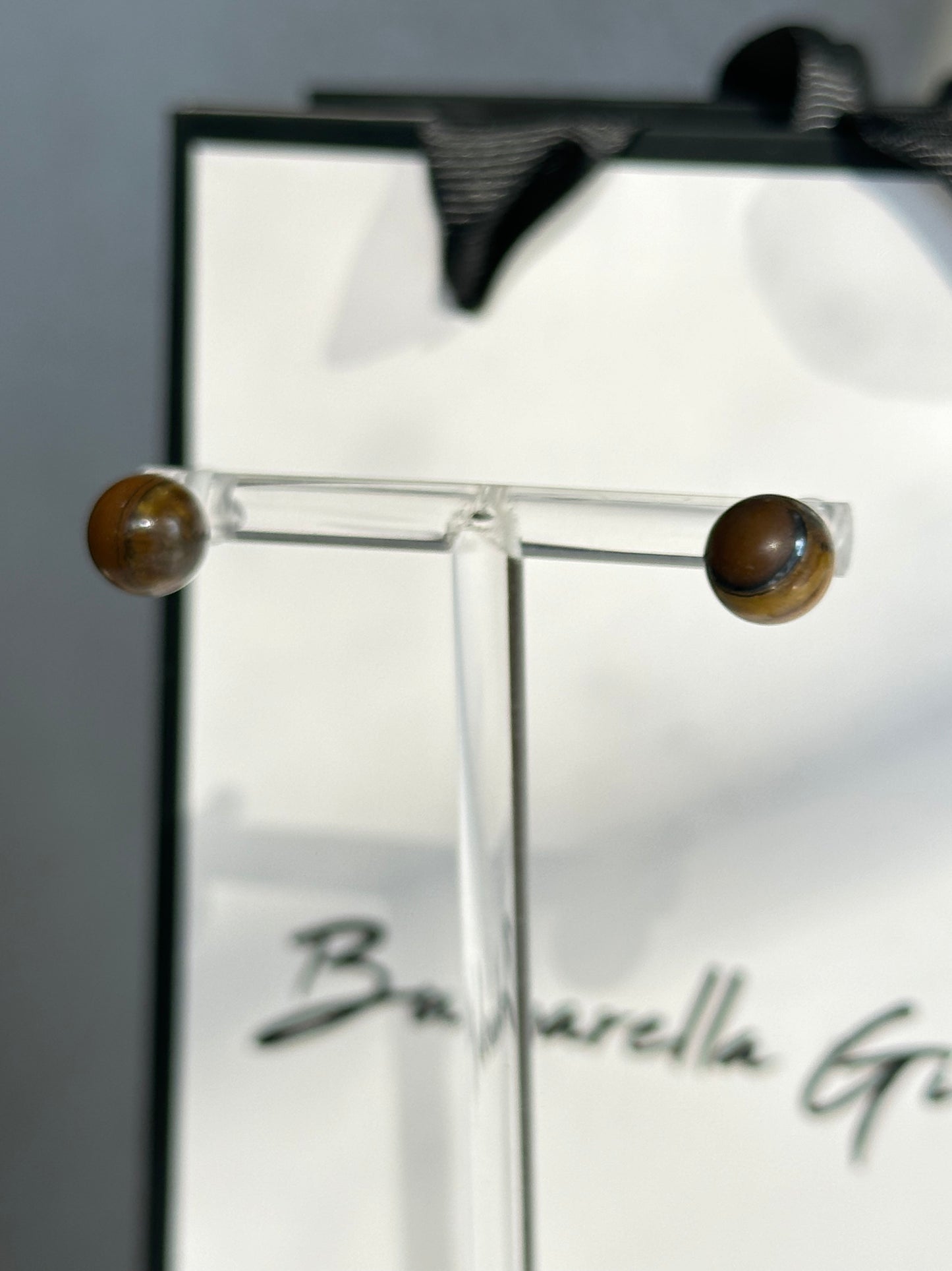 Arete Broquel ojo tigre