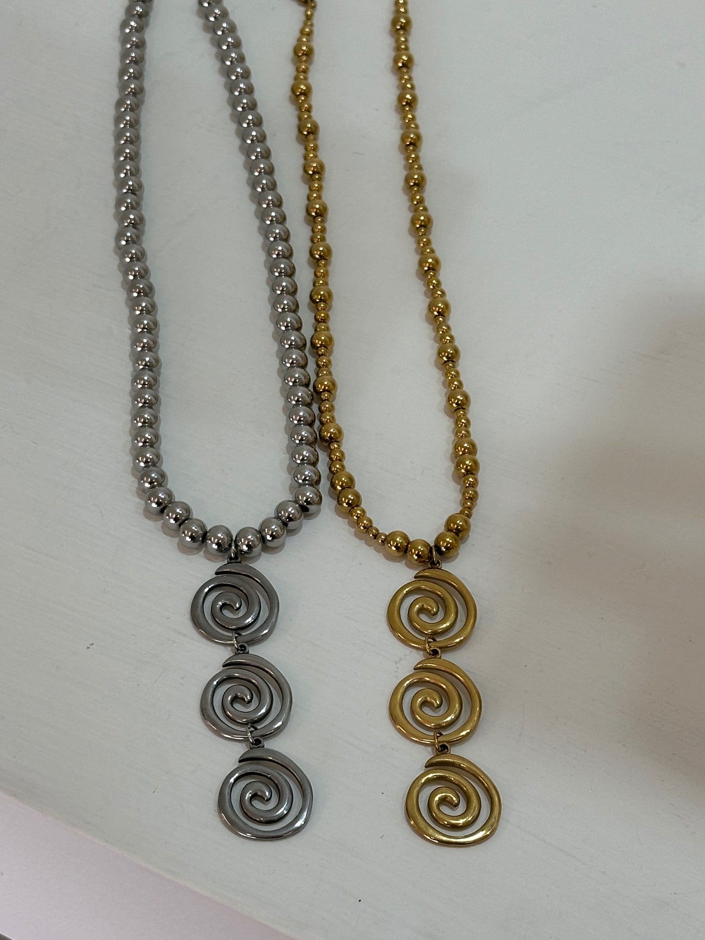 collar bolitas espiral